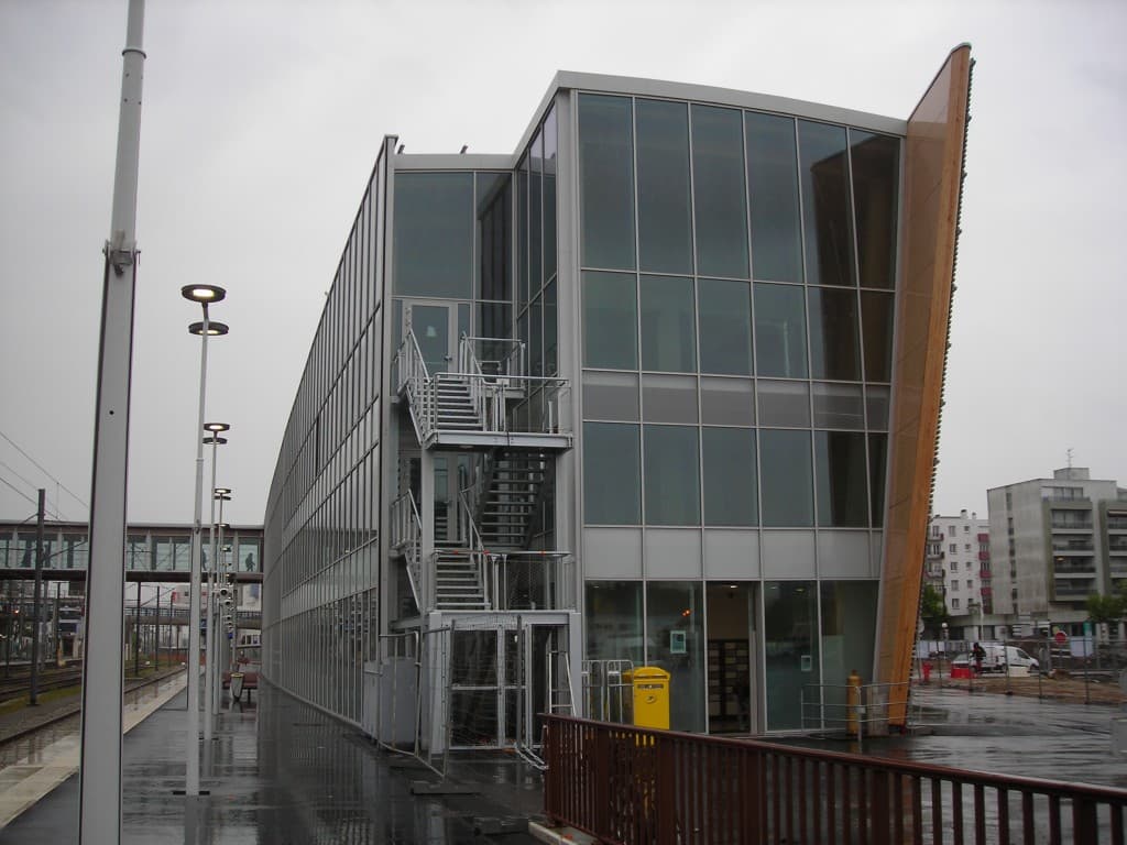 Inauguration de la gare SNCF sous la pluie 