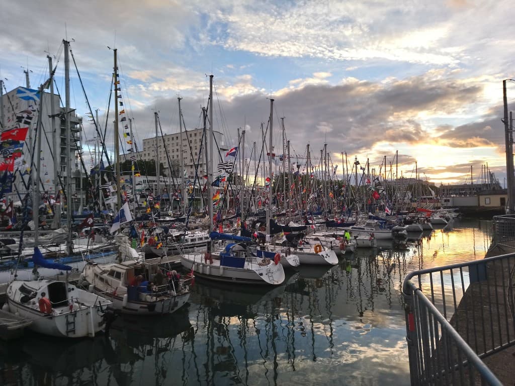 Le soleil se couche sur le port 
