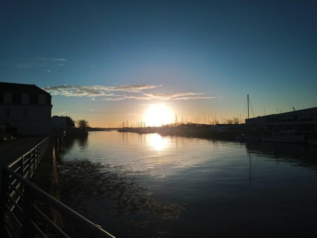 le soleil se lève sur le port