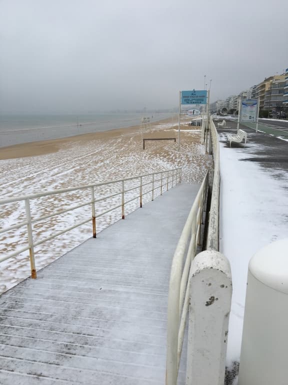 Plage sous la neige 