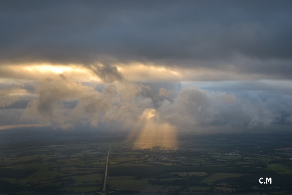 au matin, le soleil perce les nuages