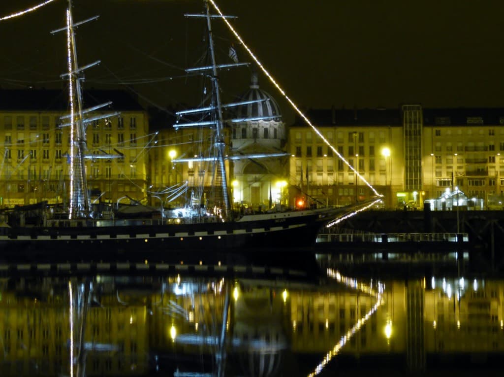 le belem mangé par un poisson