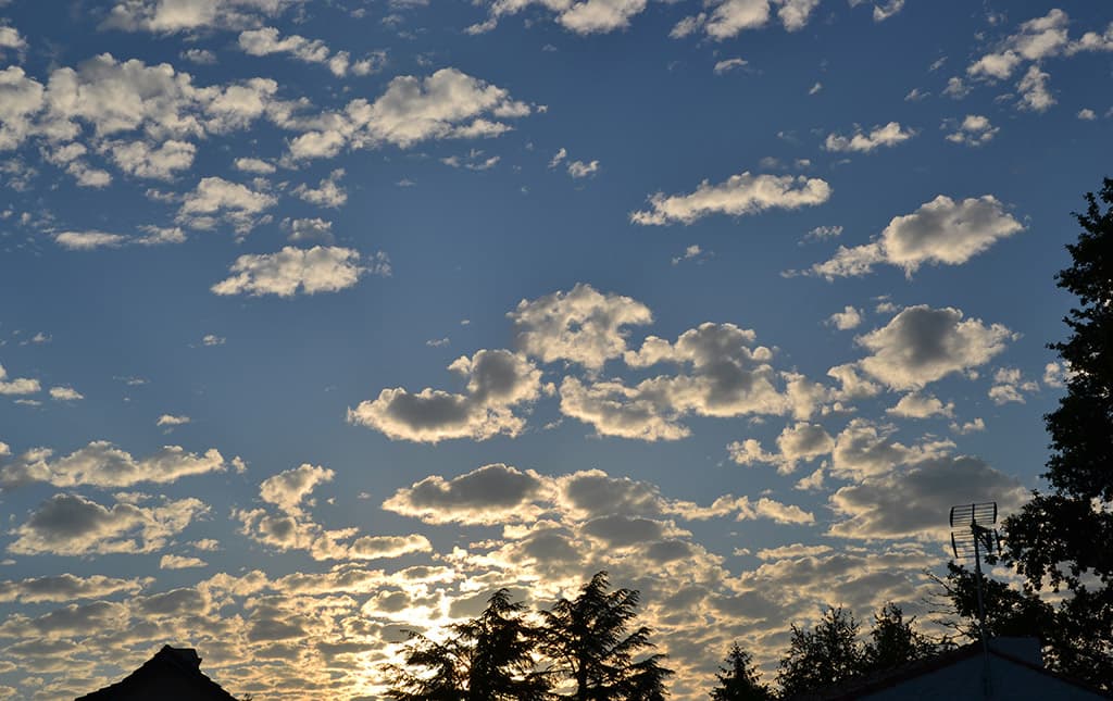 le soleil  se lève pour une chaude journée