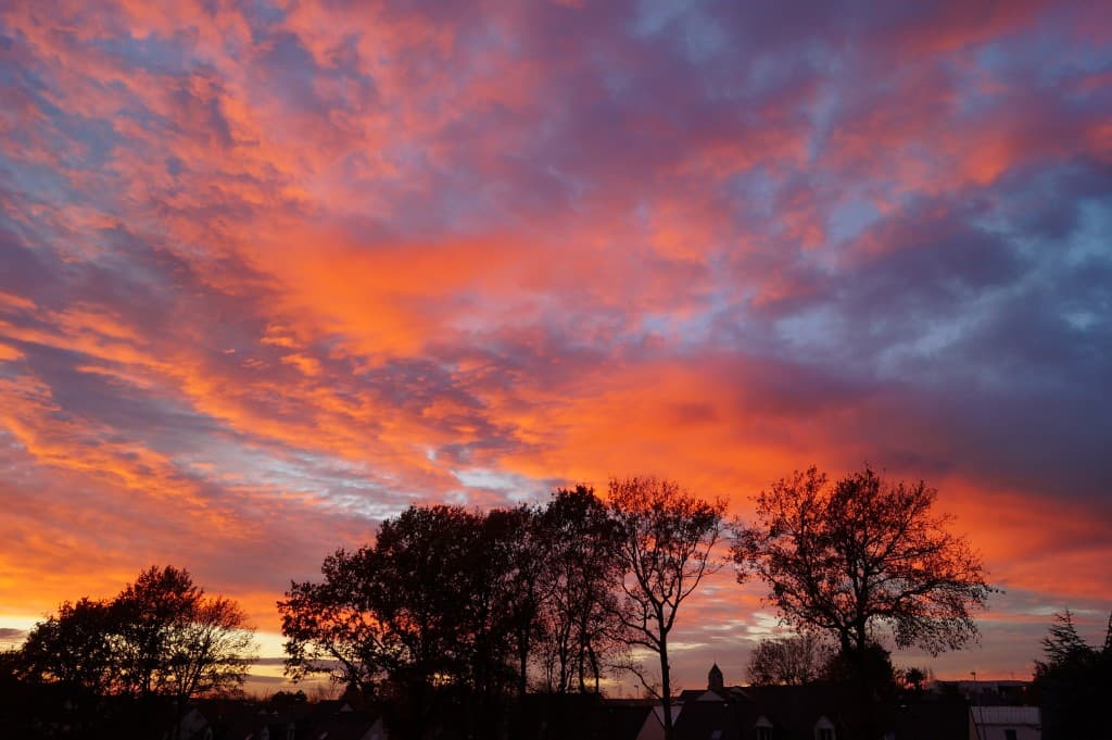 Le ciel s'enflamme sur Nantes S.M.