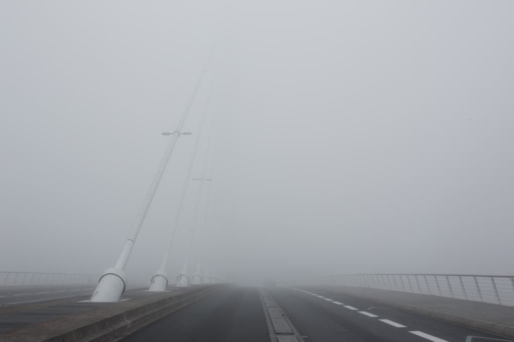 Epais brouillard sur le pont Eric Tabarly