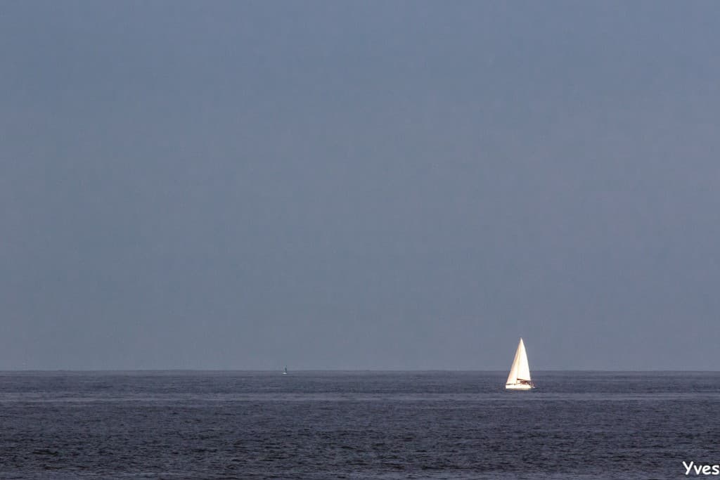 Blanc, blanc, blanc, le bateau blanc qui danse