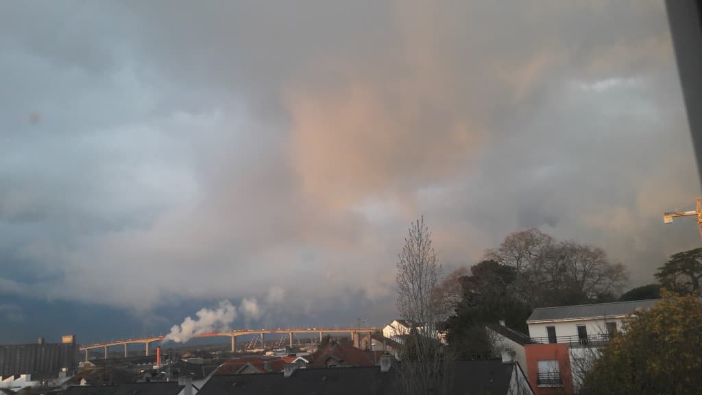 Ciel matinal étrange à Nantes