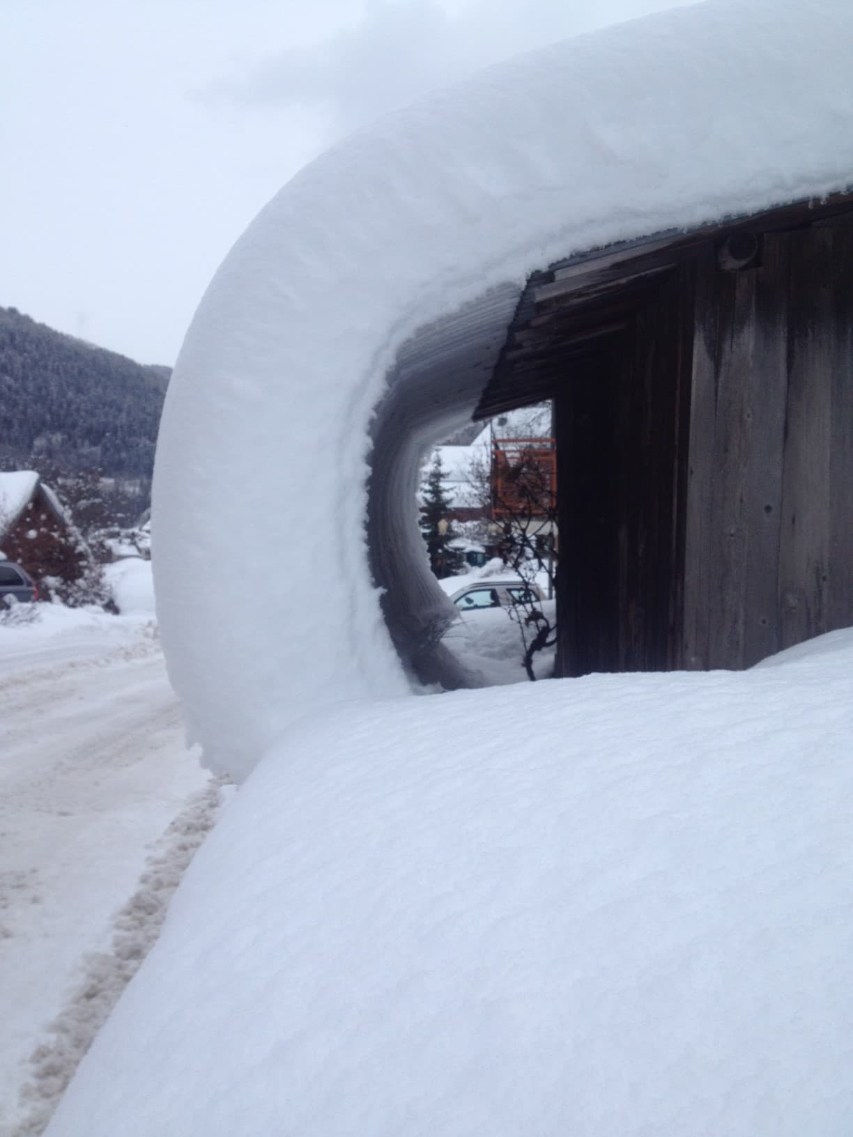 Neige "souple" ayant élégament glissé du toît d'une grange: impréssionnant !