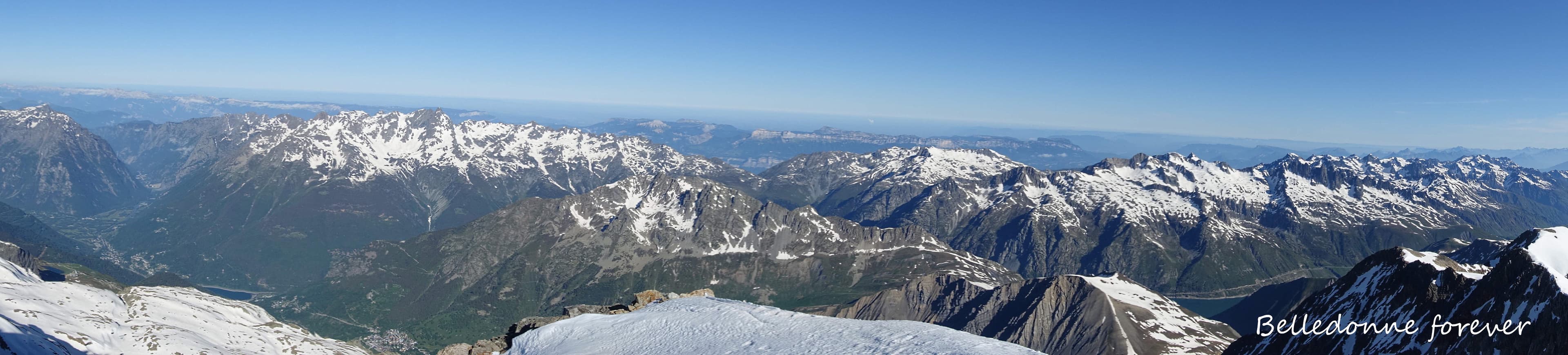 Une grande partie de la chaîne de Belledonne - Chamrousse à gauche A.P.