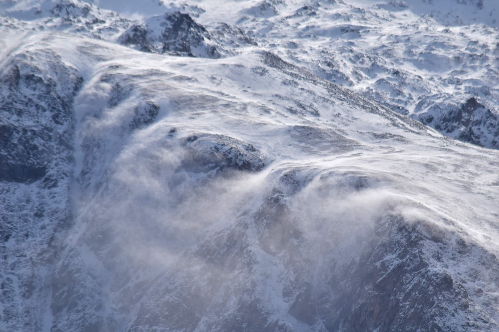 Neige soufflé par vent du sud