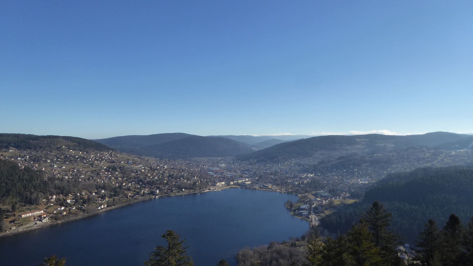 Vue sur le lac depuis la Tour de Merelle