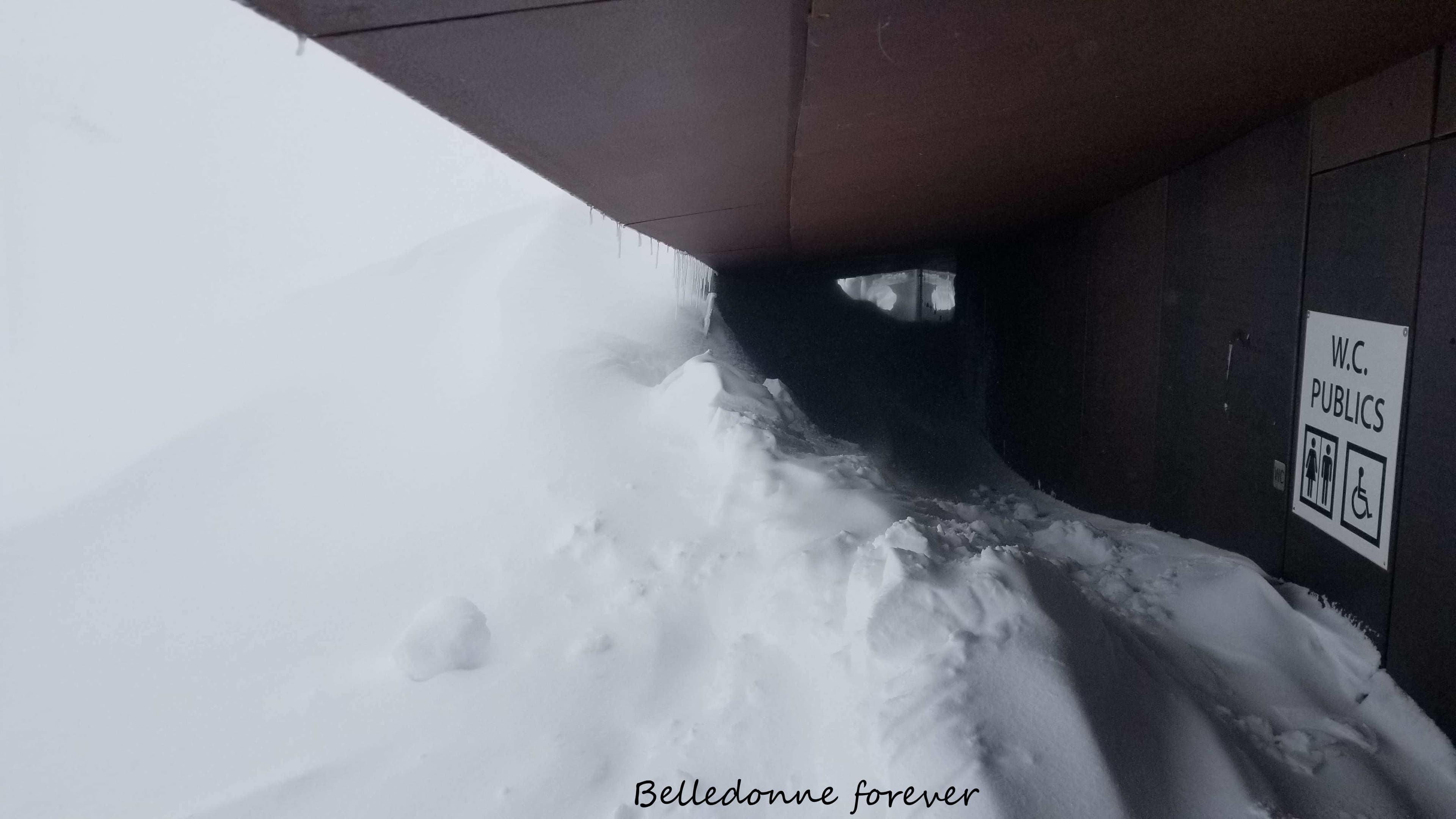 Avec le vent la neige recouvre les constructions A.P.