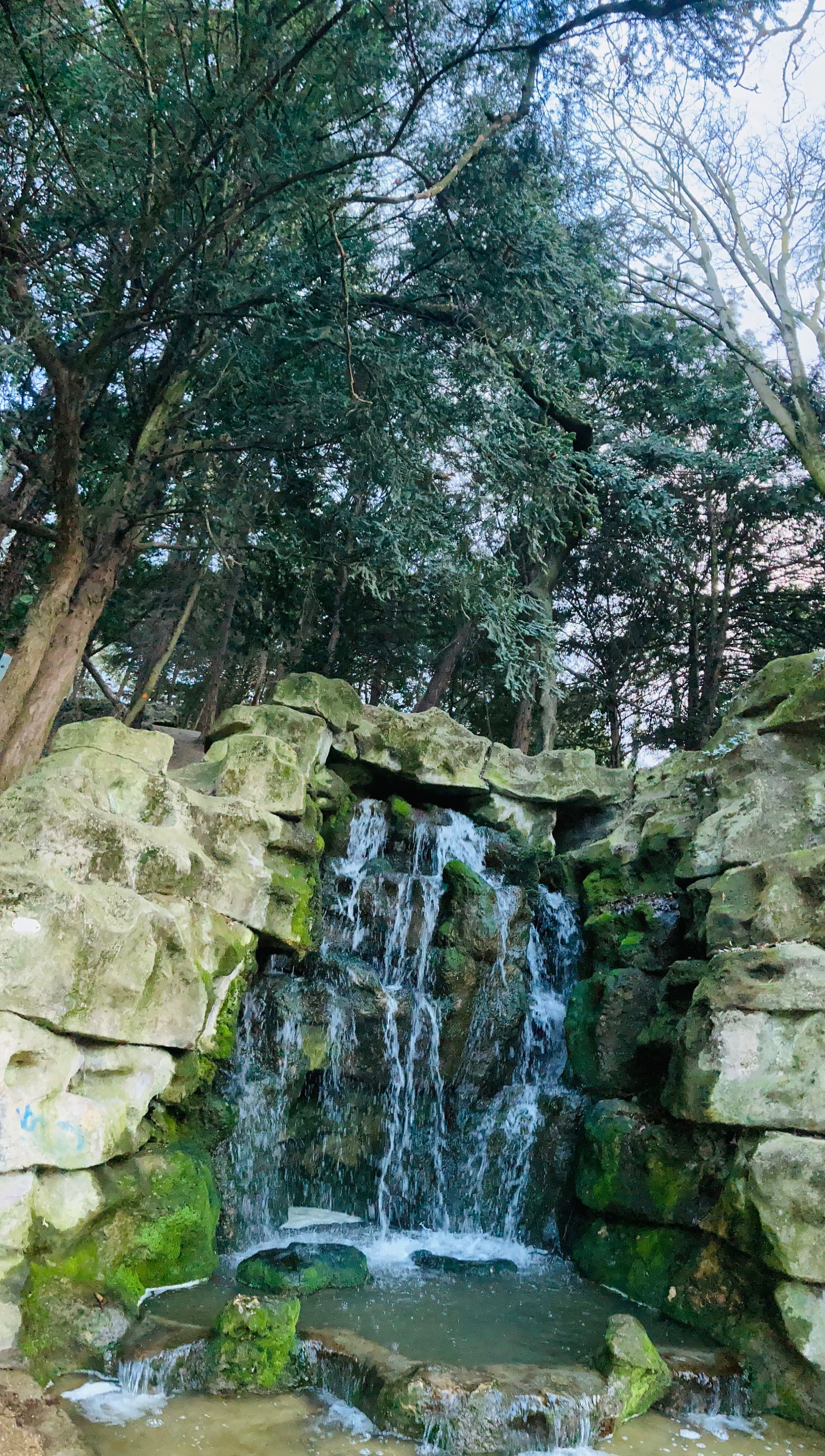 Buttes Chaumont Paris juste avant le couvre feu 26 Mars 2021, photo posté par Sylvain Lajeunesse