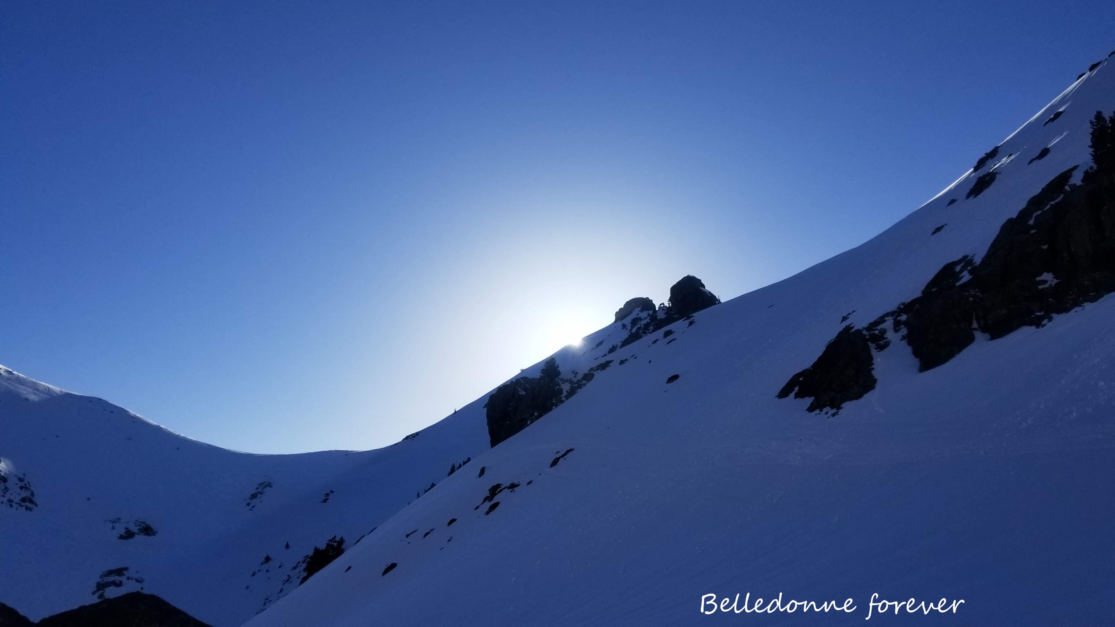Un pseudo coucher de soleil faute de pouvoir voir le vrai  bonne neige A.P.