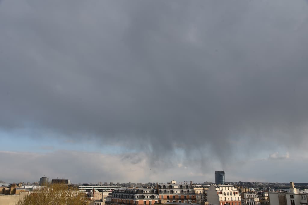 Virga dans le ciel parisien