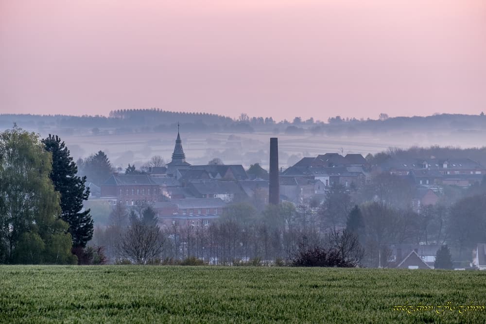 Au loin, la ville et sa couette de brume givrante