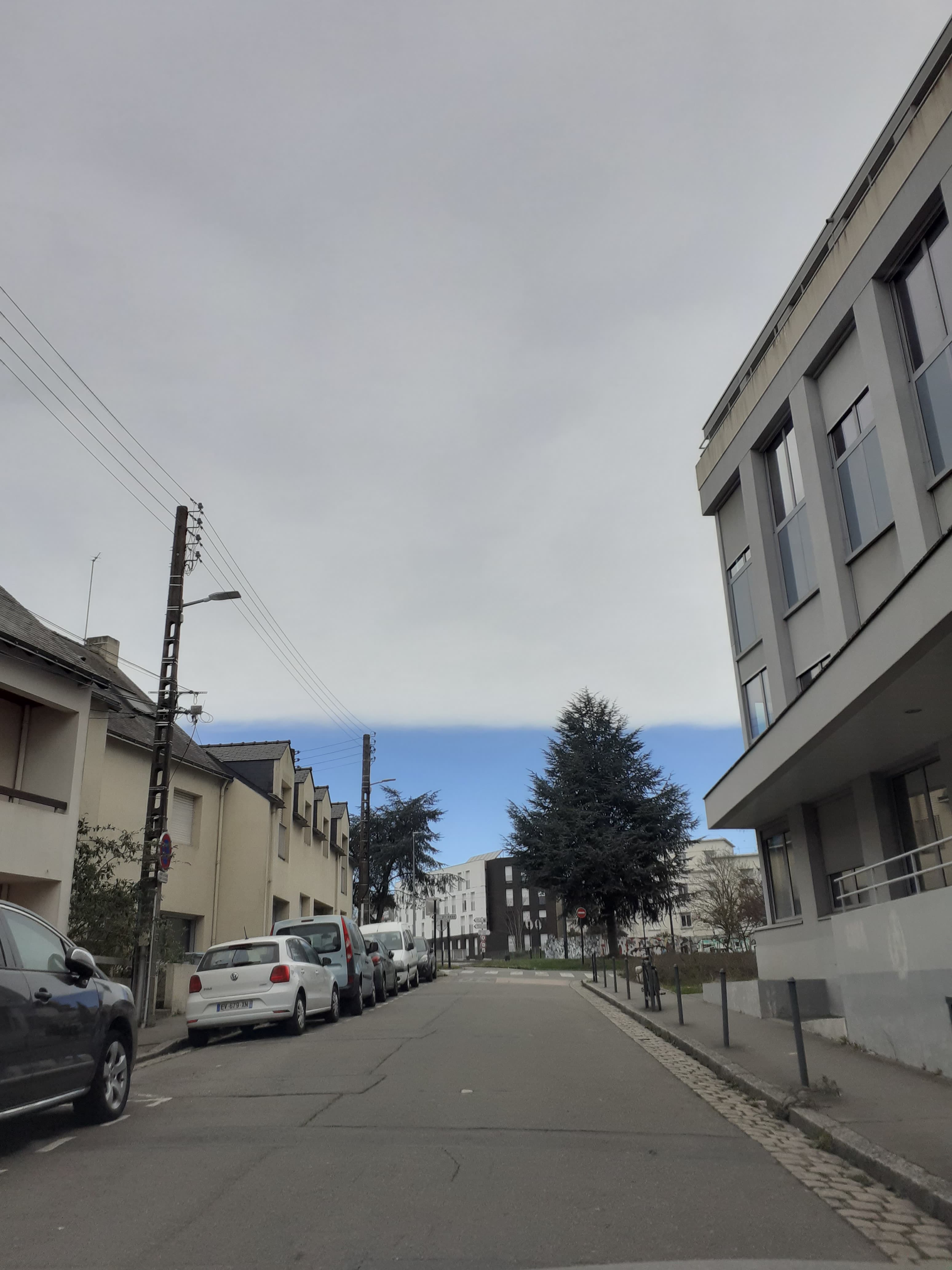 Le nuage de sable laisse place au ciel bleu