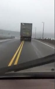 Image d'illustration pour Vidéo : un camion renversé par le vent en Nouvelle Ecosse