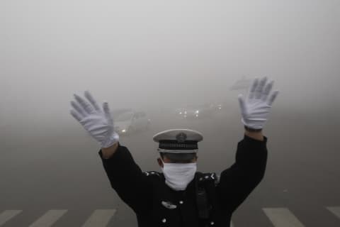 Image d'illustration pour Brouillard et pollution extrêmes à Harbin en Chine