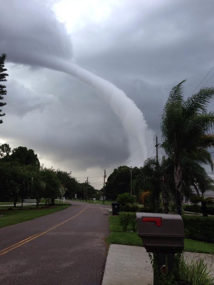 Image d'illustration pour Trombe spectaculaire et tornades en Floride