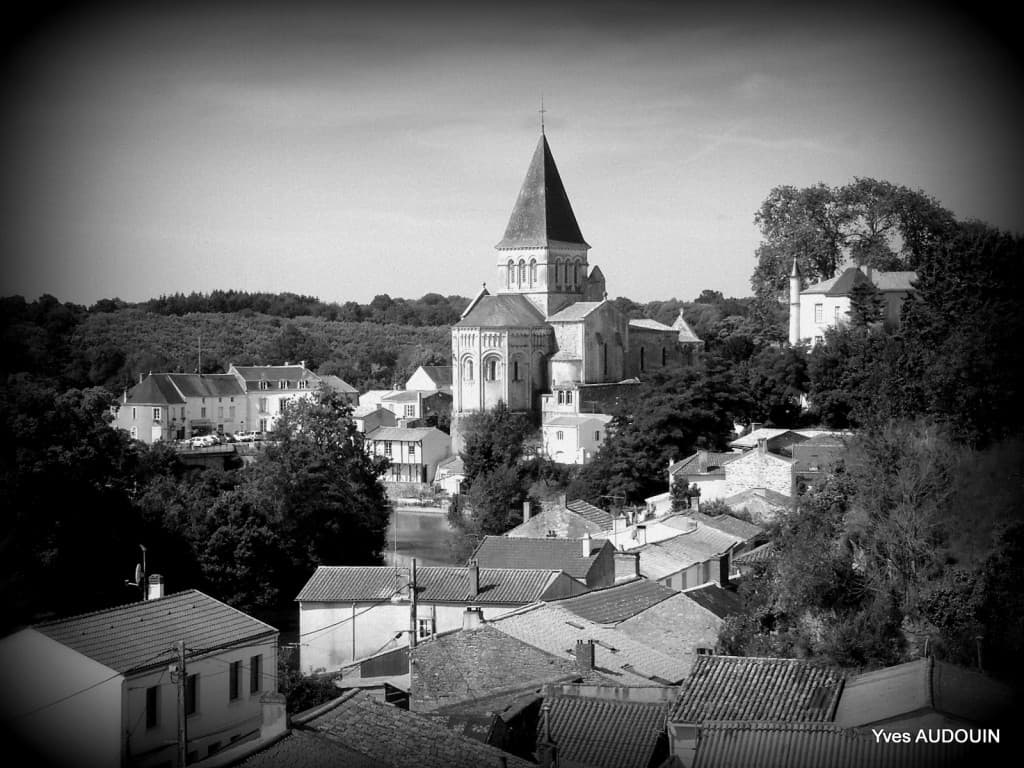 Grand soleil sur ce petit bourg vendéen