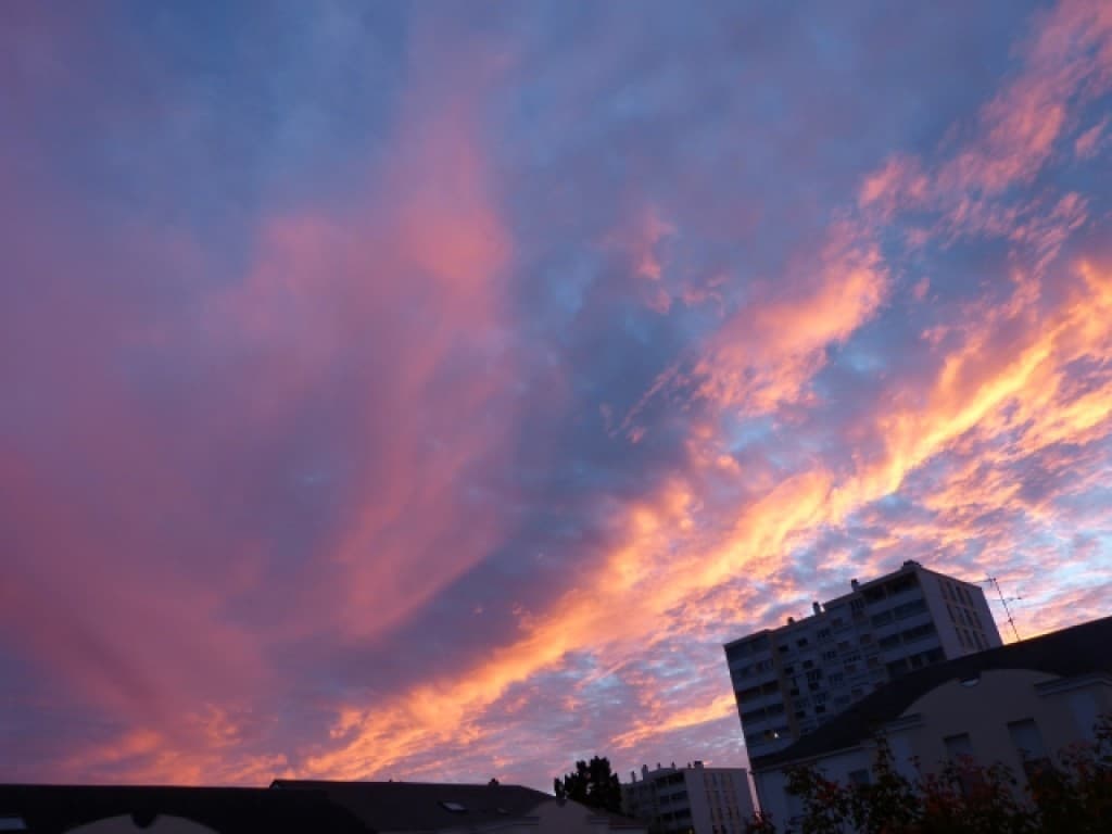 Ciel de feu sur les immeubles