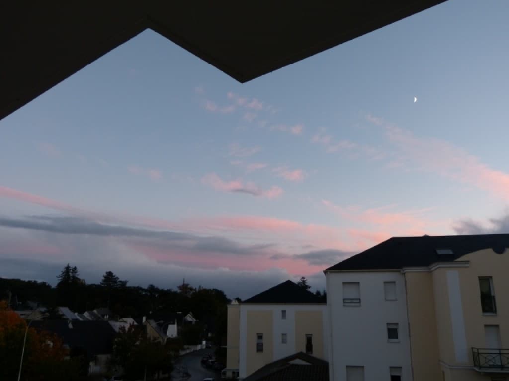 Ciel lumineux en soirée après averses