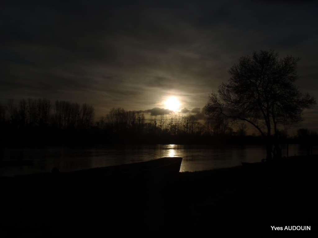 Coucher de soleil dans les nuages.