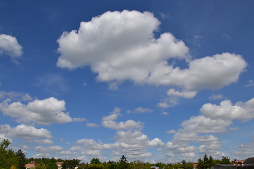 flotille de nuages dans un ciel d'azur