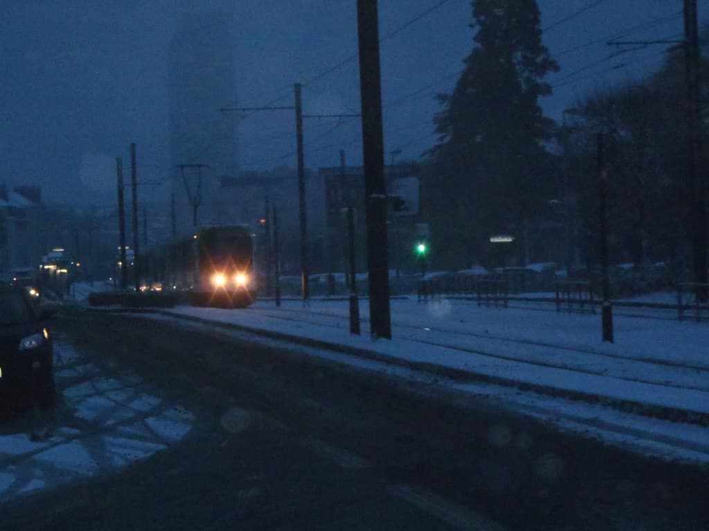 Le tram, la neige et le petit matin.