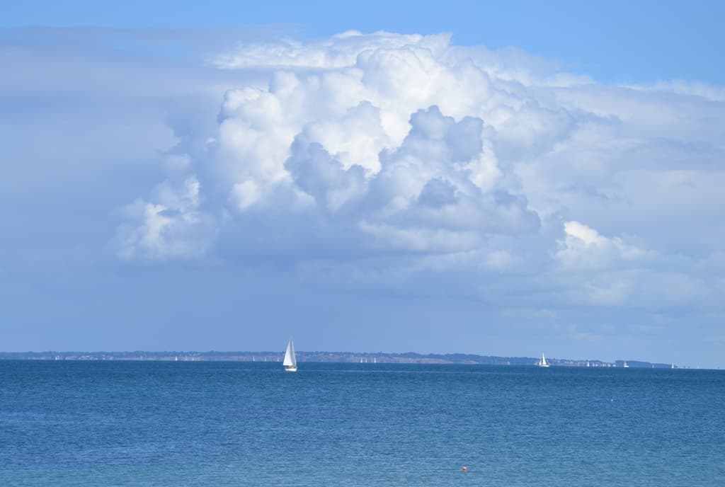 navigation sous un ciel chargé