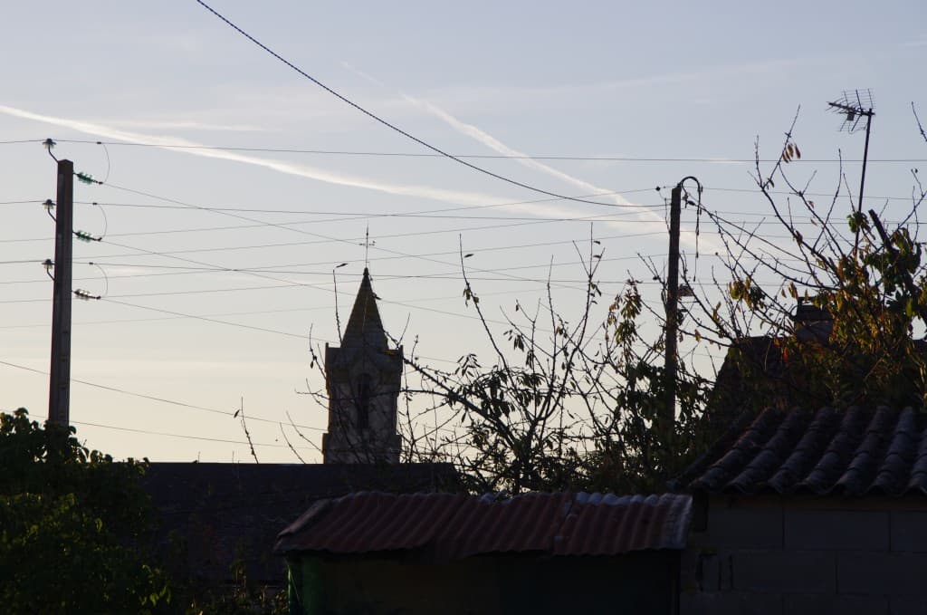 Clocher en clair obscur