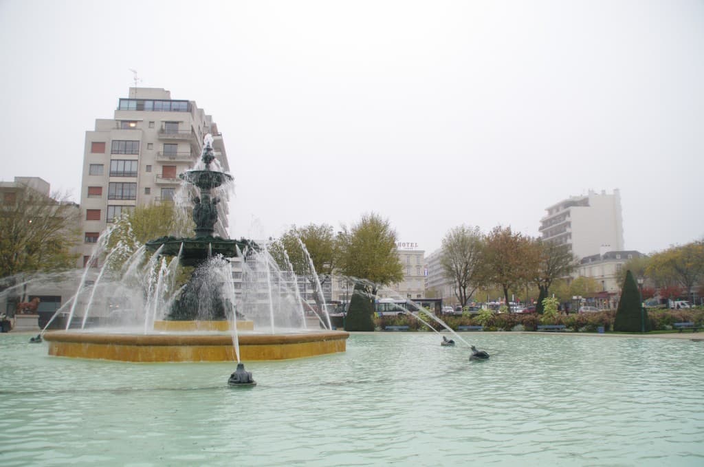 Eau turquoise sur ciel gris