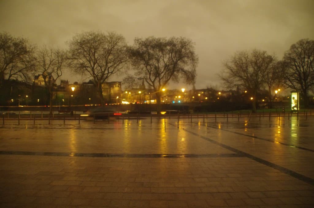 Pavés luisants après la pluie