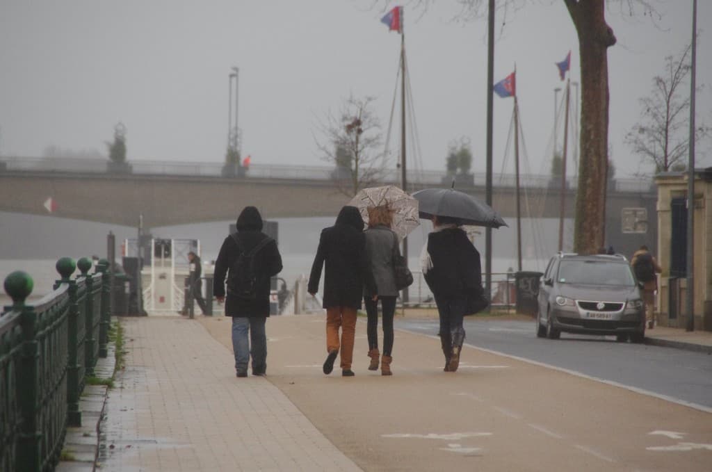 Promeneurs sous la tempête