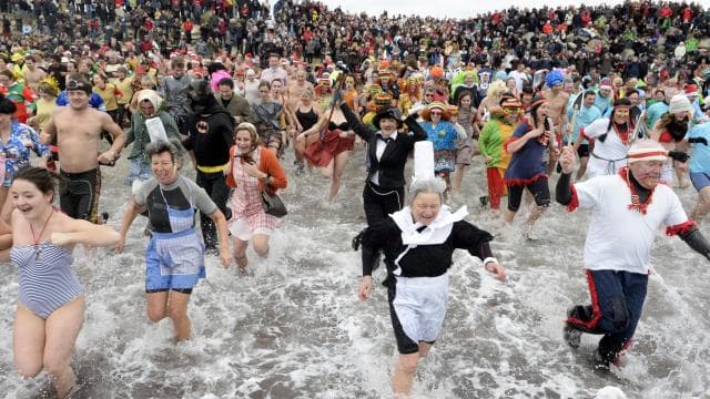 Image d'illustration pour Vacances de Noël à la mer : douceur sur la plage et dans l'eau