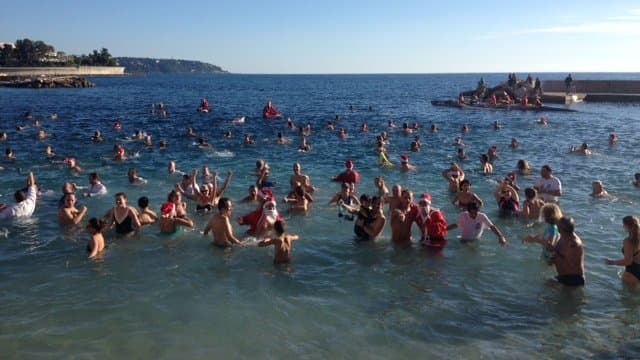 Image d'illustration pour Vacances de Noël à la mer : douceur sur la plage et dans l'eau