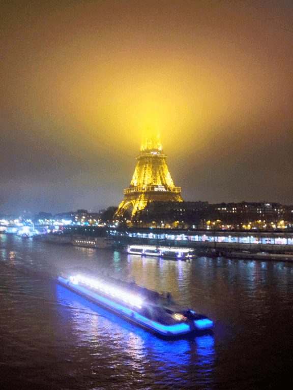 Image d'illustration pour Paris : la Tour Eiffel dans la grisaille