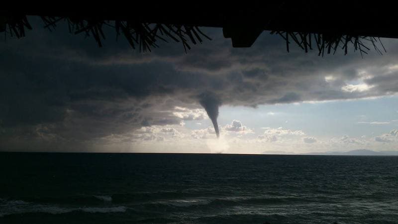 Image d'illustration pour Trombe et tourbillon de fumée en Grèce et au large de Malte