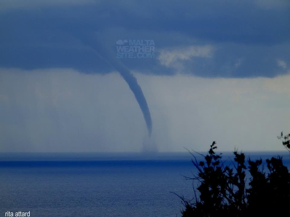 Image d'illustration pour Trombe et tourbillon de fumée en Grèce et au large de Malte